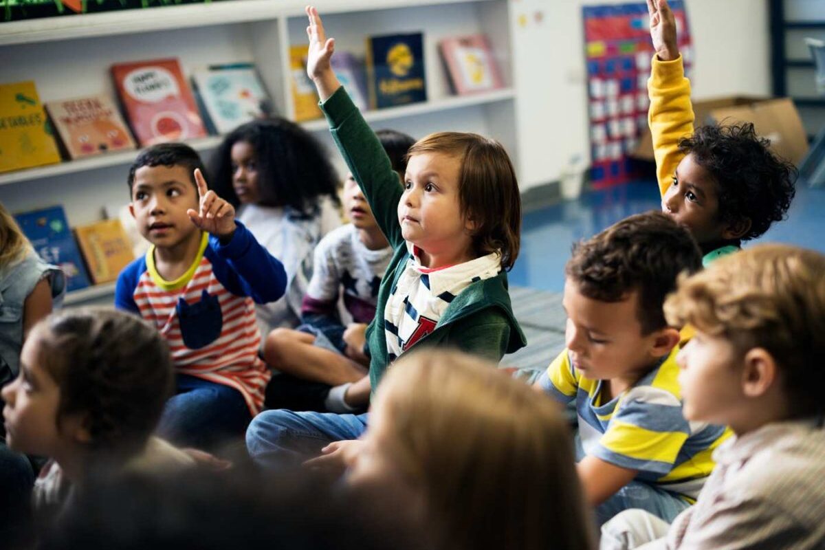 Niños participando en una clase