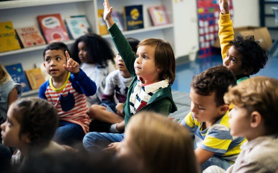 Niños participando en una clase