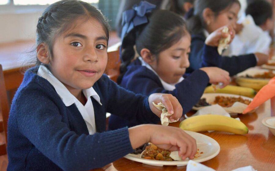 Niñas en un comedor escolar comunitario