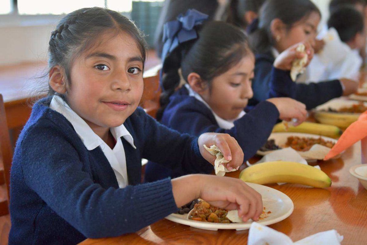 Niñas en un comedor escolar comunitario