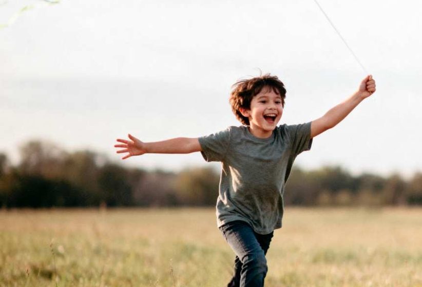 Niño corriendo con un papalote