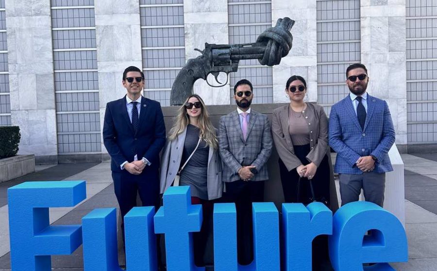 Equipo frente al letrero Future en la sede de la ONU