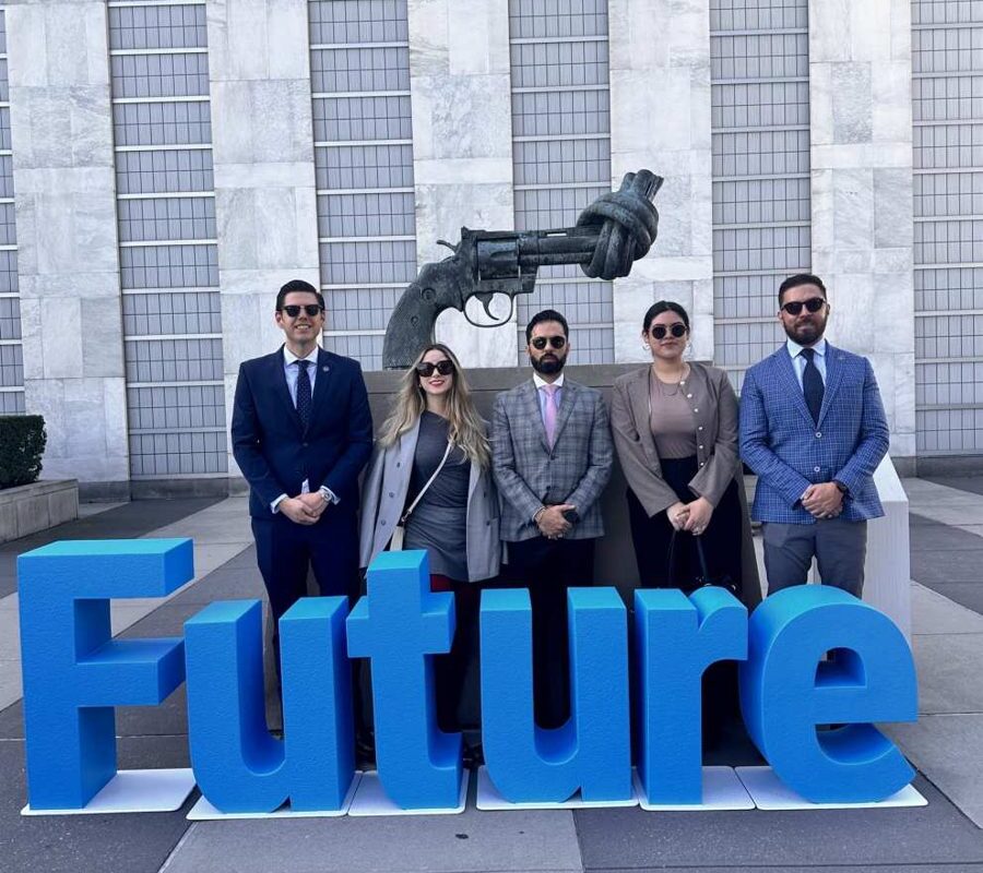 Equipo frente al letrero Future en la sede de la ONU