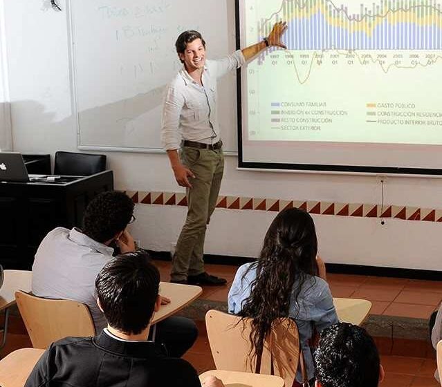 Participantes en un taller de educación financiera
