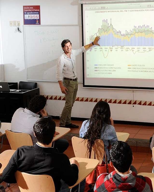 Participantes en un taller de educación financiera